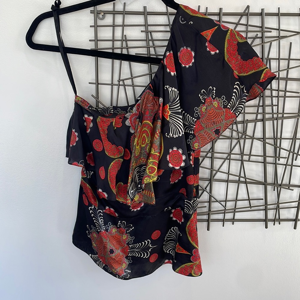 100% silk French Connection printed one shoulder top. Ruffled. Size XS